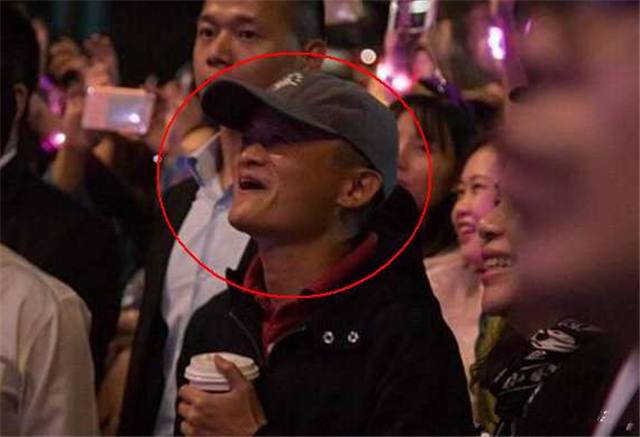 53岁马云坐豪车现身明星演唱会,网友称:是谁那