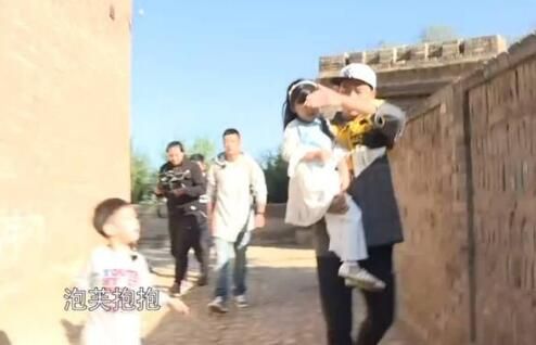 刘畊宏为躲嗯哼紧抱小泡芙，杜江再曝嗯哼撩妹趣事​