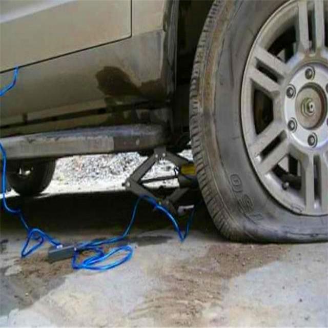 没有千斤顶怎么换轮胎? 一个人自驾路上已经失