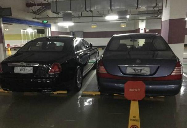 左边王思聪的车,右边成龙的车,这里的宾利豪车
