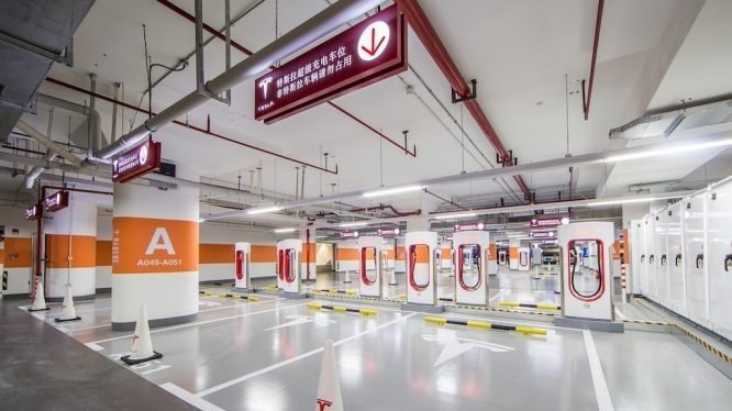 50台超级充电桩就位 全球最大特斯拉超级充电