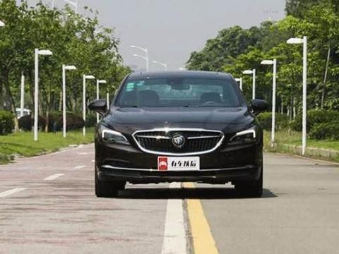 后排轻松翘二郎腿，这款合资B级轿车的空间最适合家用