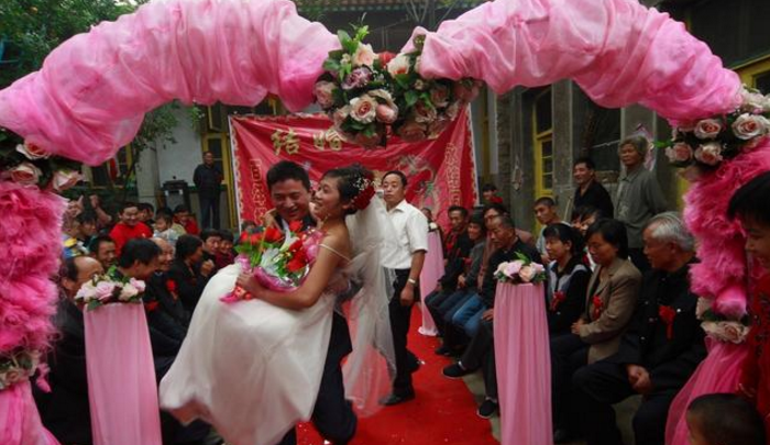 不花钱娶了个二手女人，婚后才明白，她为什么会离异