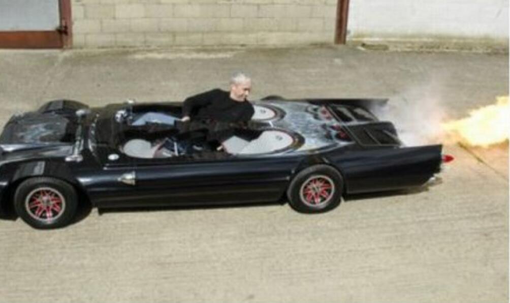 小伙专门打造奇异跑车,每次去到收费站都不用