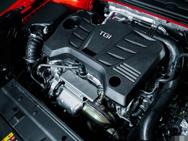 平民性能轿跑,油耗4毛,颜值完胜大众CC,叫板思