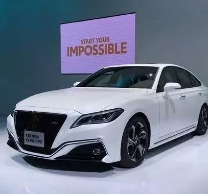 丰田新一代皇冠雏形车发布了，中级车里没几个颜值能比得过它！