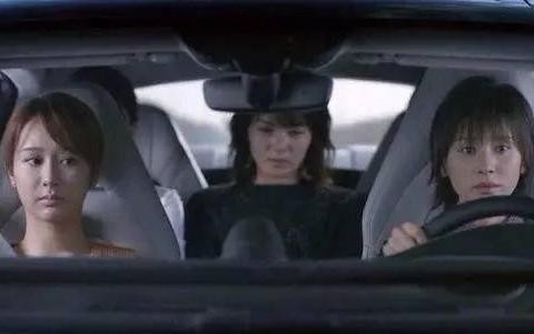 刘涛尴尬坐姿直言豪车设计不合理，同为保时捷此车却让她爱慕已久