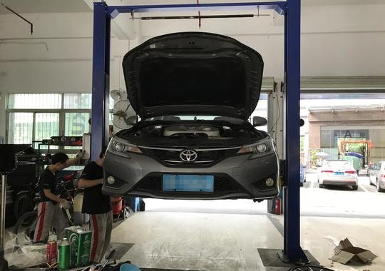 安全最重要 锐志6W公里更换刹车片全过程