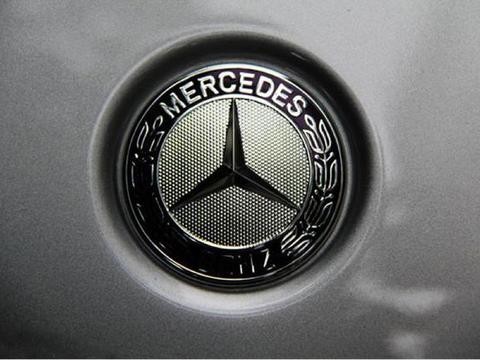 奔驰终于不贵了！19万碾压宝马奥迪，颠覆式内饰设计让人震撼！