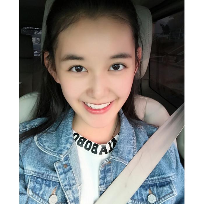 20岁关晓彤和16岁蒋依依,如今两人的衣品差距还蛮大