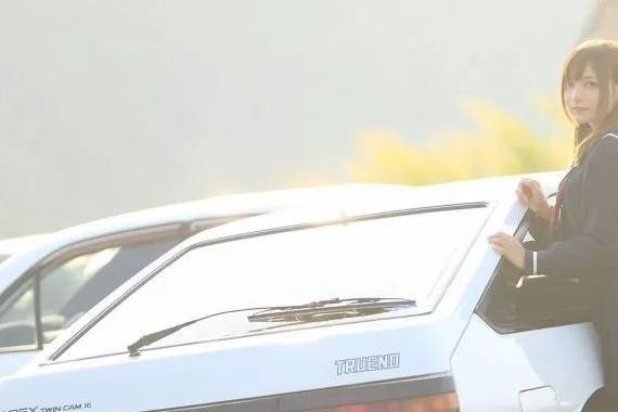 藤原拓海也玩媳妇当车模？AE86夏树优雅上镜，画面太美超头文字D