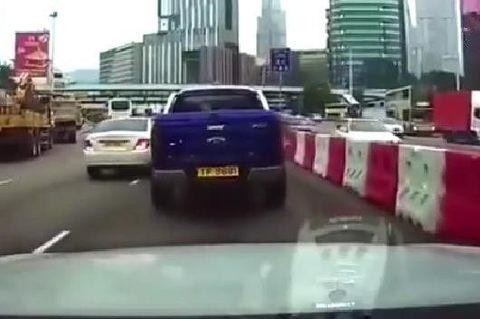 奔驰和猛禽上演加塞大战，仔细看奔驰车牌不由窃笑