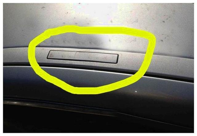 汽车备用钥匙一般放在哪儿?女司机给出的答案