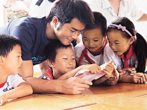 他是喜剧之王，捐款20亿，座驾是1亿7000万的劳斯莱斯！