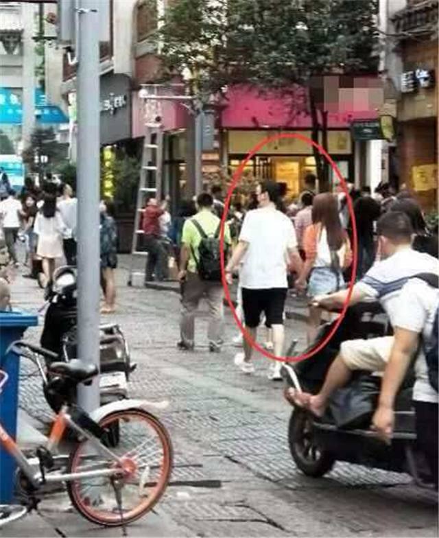 身价60亿的王思聪赴长沙，与新女友约会，豪车出行，牵手逛街！