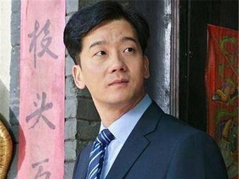 他跑了几十年龙套，出演“哮天犬”走红，今43岁获影帝开上豪车！