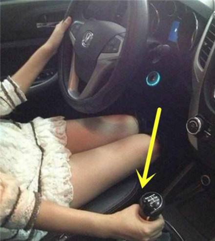 女司机开40万的豪车出门,看到挂挡时的一幕,令不少老司机笑了!