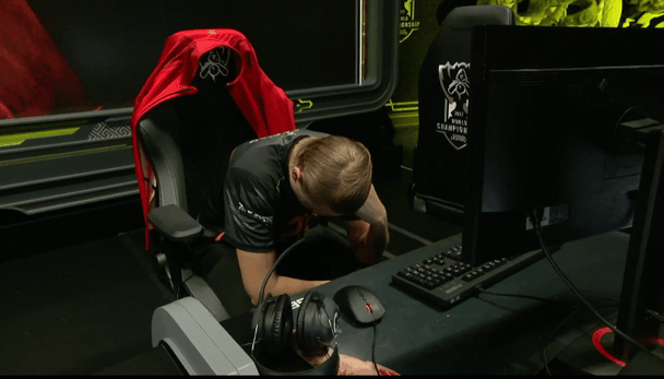 LOL: FNC落败RNG后, 欧成的这一举动看哭了