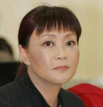 59岁赵本山满头白发，妻子马丽娟却依然那么美