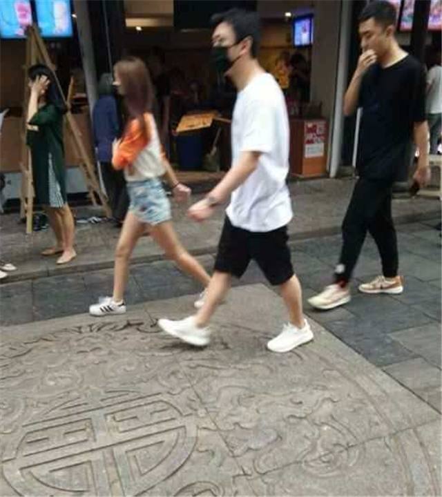 身价60亿的王思聪赴长沙，与新女友约会，豪车出行，牵手逛街！