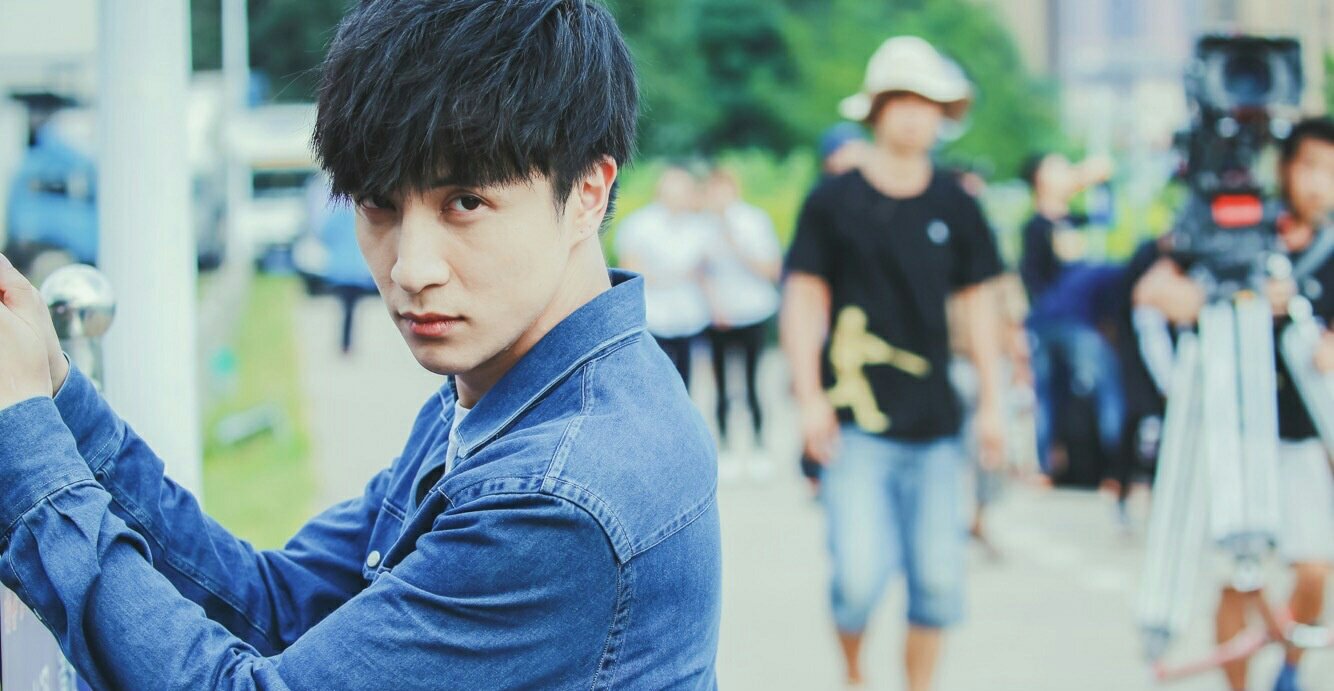 风波之后薛之谦再度现身 双手合十对粉丝打招