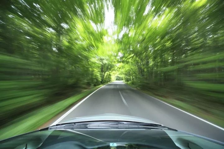 那些老司机开车时打开侧窗,原来是为了这个!