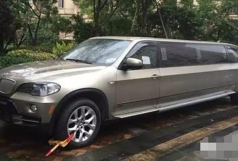 全球仅一辆的宝马X5违停三个月，看到车标后没人敢开罚单！