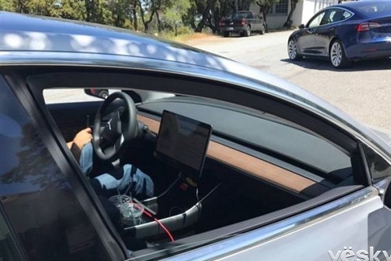 苹果联合创始人吐槽特斯拉:不能相信其宣传