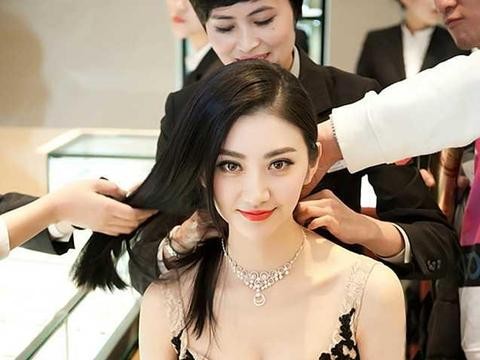 这位女星连成龙都不敢惹她，29岁身价上亿坐拥多辆豪车！