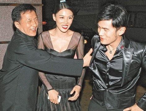 她比杨紫琼还能打，第一部电影就卖20亿，出行700万豪车！