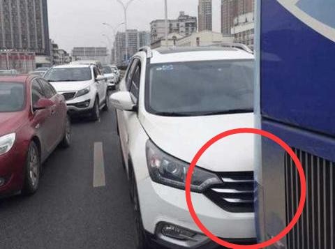 保时捷卡宴怼上东风风神SUV，国产车质量不好？胜负自己看！