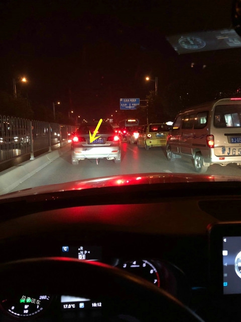 看到车让人,大众一脚刹车,后面两辆车没反应过