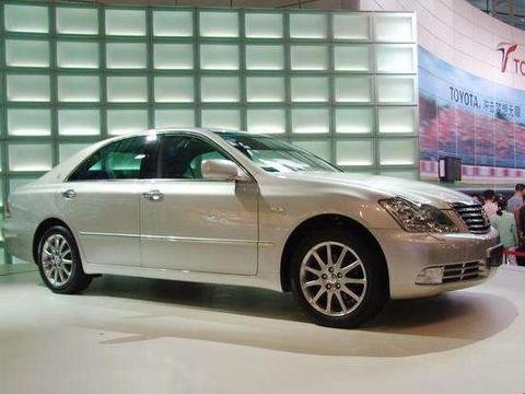 曾与奥迪A6媲美的丰田皇冠, 如今最低价却仍没有市场