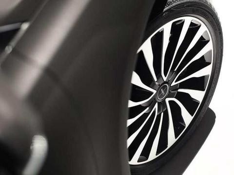 最厚道的B级车，纯进口比宝马3系大一圈，标配LED大灯+座椅加热