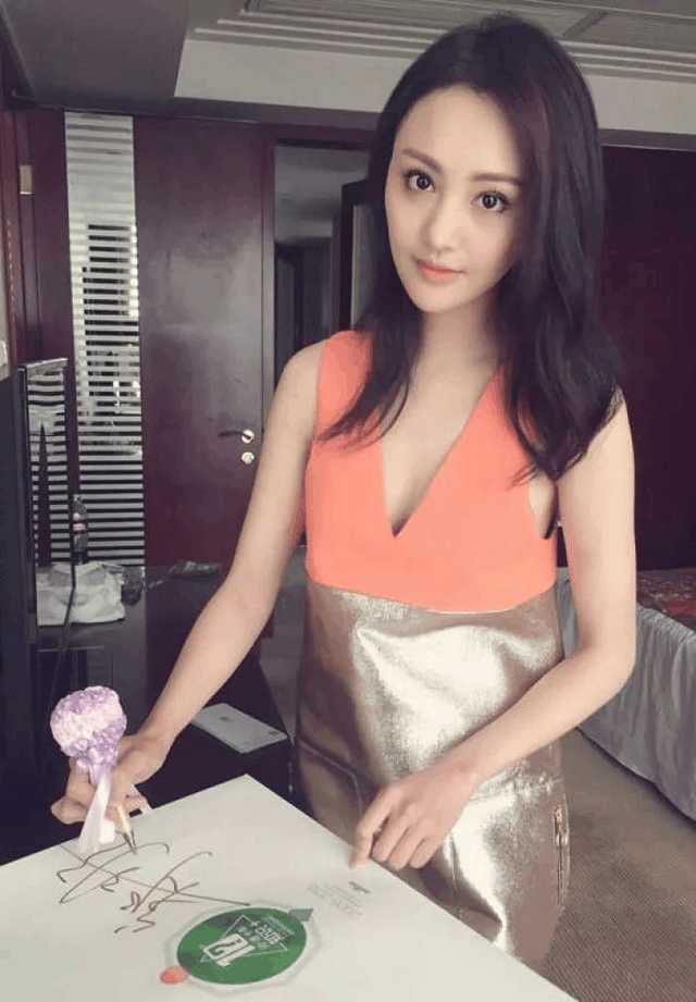 郑爽首次挑战大性感漫画尺度,照片腿果然名不裤女士底性感图片