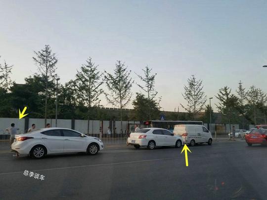 看到车让人,大众一脚刹车,后面两辆车没反应过