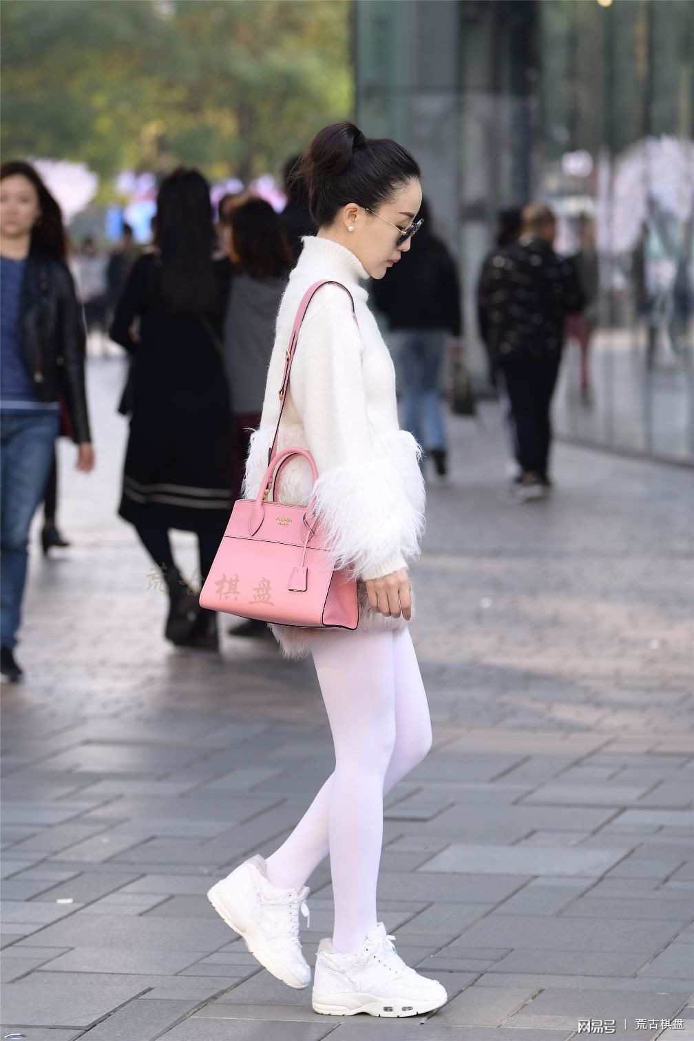 街拍这样的白色丝袜你敢穿出来么