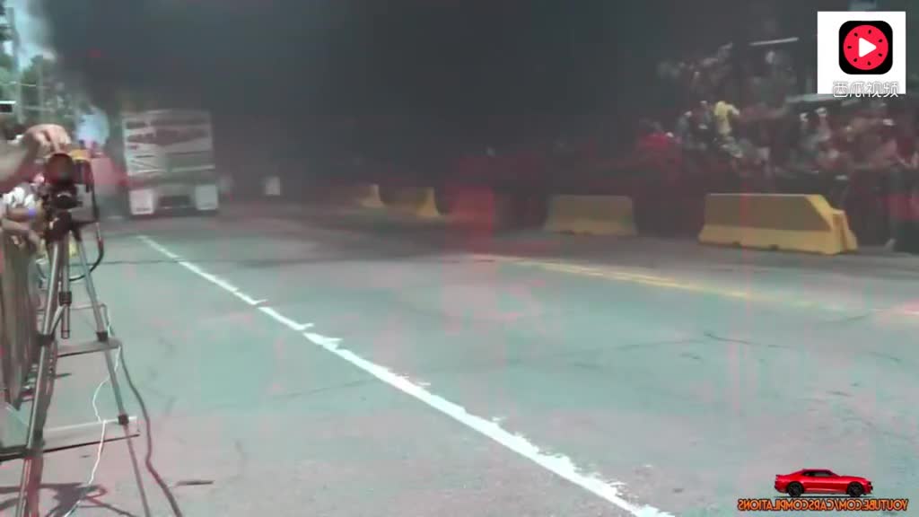 两辆擎天柱卡车比赛，有一辆急眼了为了加速排气筒冒火