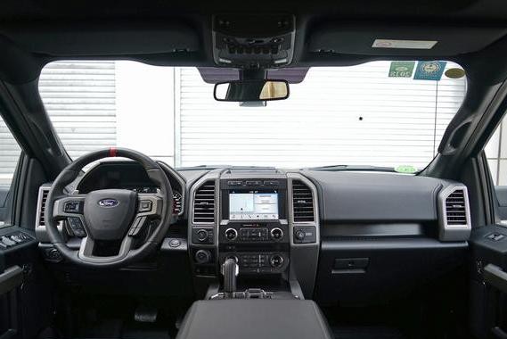 长5.9米，功率高达310kw，3.5T+10档手自一体，配全景天窗