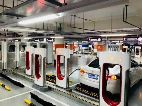 可同时为50台车充电，特斯拉全球最大超级充电站落户上海