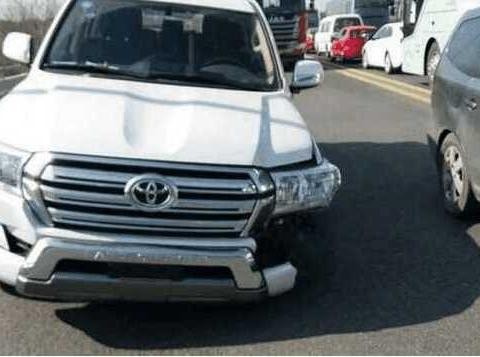 丰田陆巡正面撞击福睿斯, 车轮飞出十几米, 车主一脸懵逼