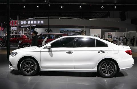 最窝囊的国产车，刚上市就降价，车长4米9，配2.0T，降2万没人买