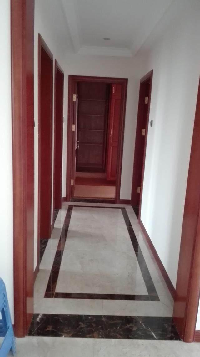 走廊,客厅,饭厅都做了波导线,地面非常好看,个人觉得家里还是要装瓷砖