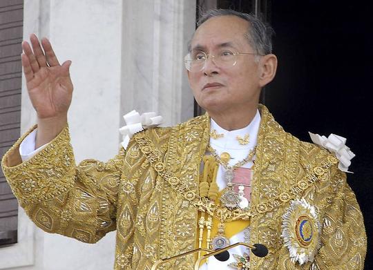 泰国拉玛九世王世纪葬礼仪式正在举行,民众悲恸欲绝,天地动容!
