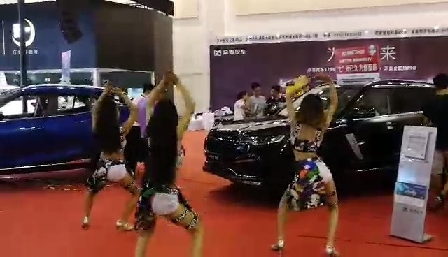车展上的美女表演，衣服有点少啊  ​