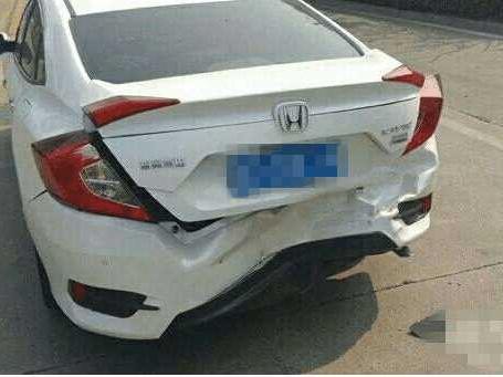 本田思域遭现代追尾, 车主拆开保险杠后当场崩溃