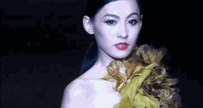 2011年张柏芝为某品牌走秀，当年的她真是颜无敌！