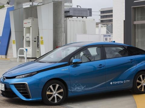 哎呦喂！你还在充电？我的丰田要发车了