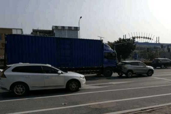 宝骏510马路行驶, 遭大货车追尾, 这质量让货车司机很尴尬