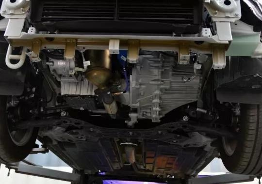 双层悬架结构、大面积底盘护板，宝骏510不输合资车